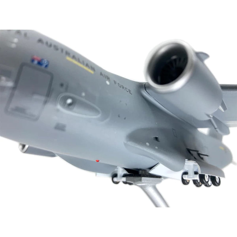 Load image into Gallery viewer, RAAF C-17A Globemaster Die Cast Model 1:200 Scale - Cadetshop
